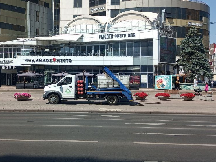 В жару специалисты продолжают ухаживать за цветниками.