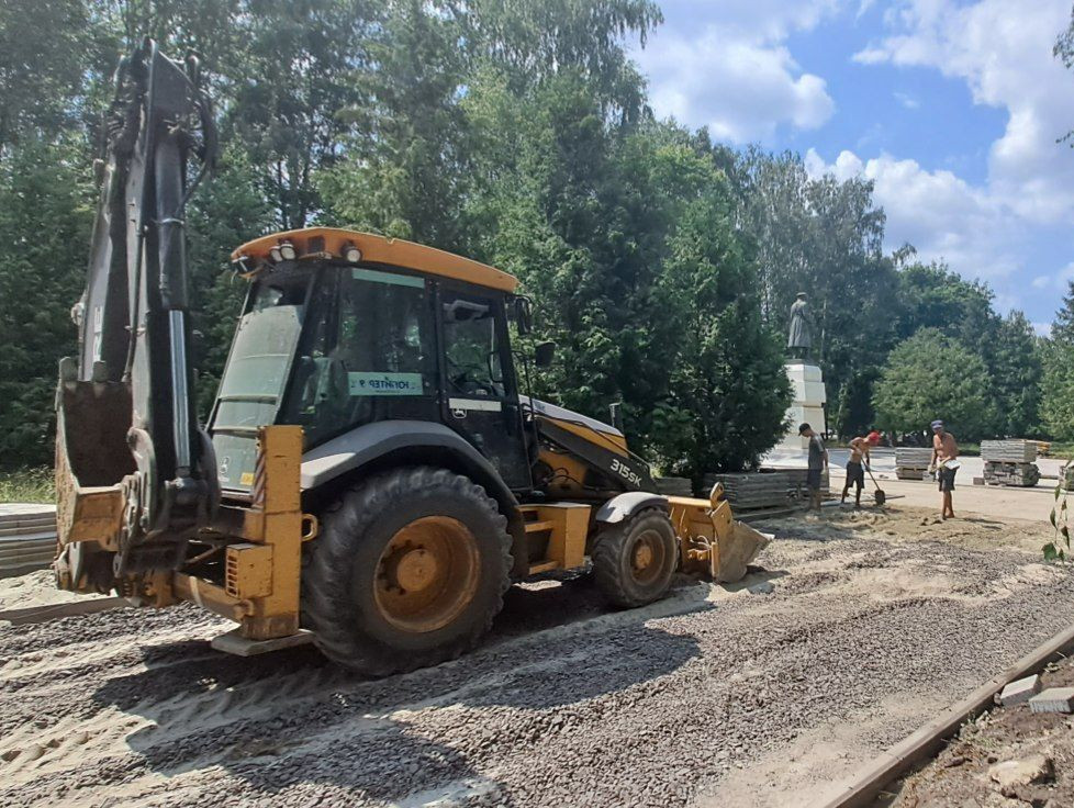 В парке им. Рокоссовского продолжается благоустройство.