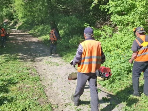 В парках и скверах продолжается уборка территорий.