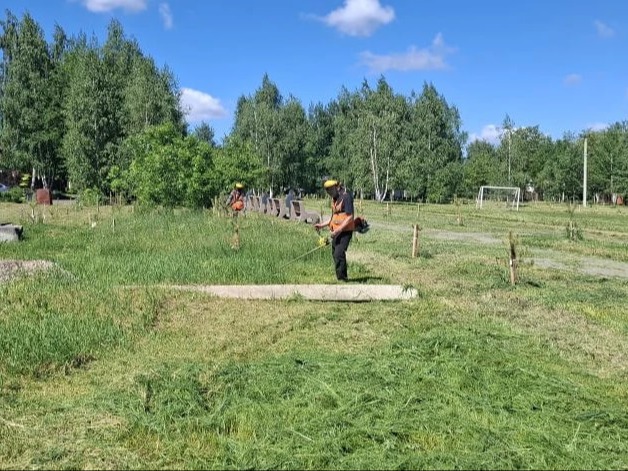 В парках и скверах продолжается активная уборка территорий.