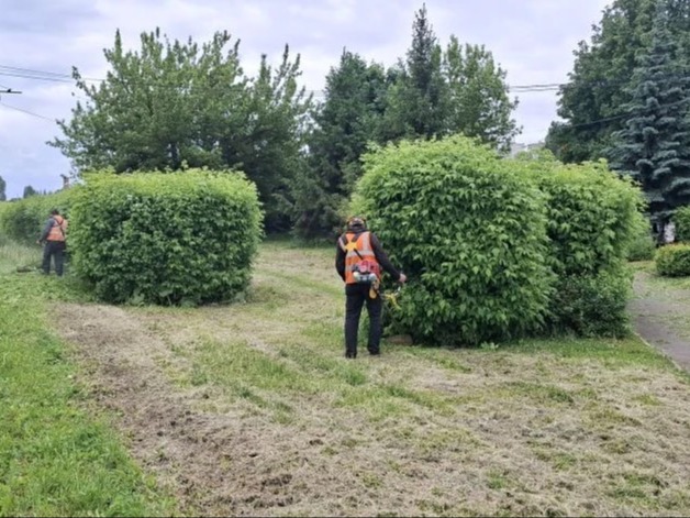 В парках и скверах продолжается активная уборка территорий.