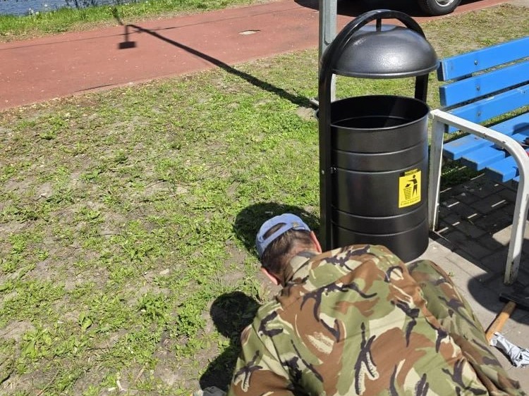 В парках и скверах продолжается активная уборка территорий.