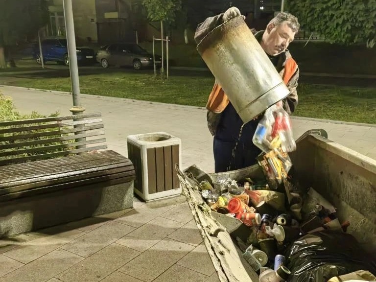 В общественных пространствах Курска работают 30 человек, а также задействованы 6 единиц спецтехники.