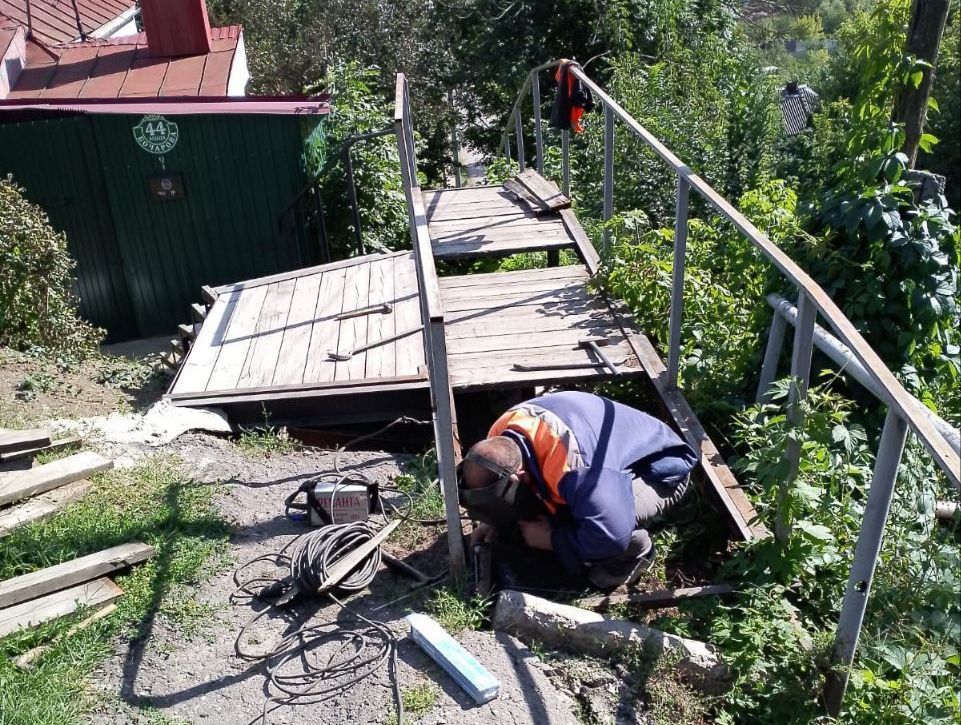 В Курске дорожные службы продолжают ремонт городских лестниц.