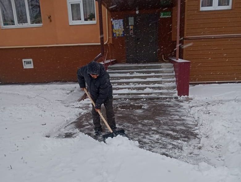 Вчера курские дворы убирали 457 дворников.