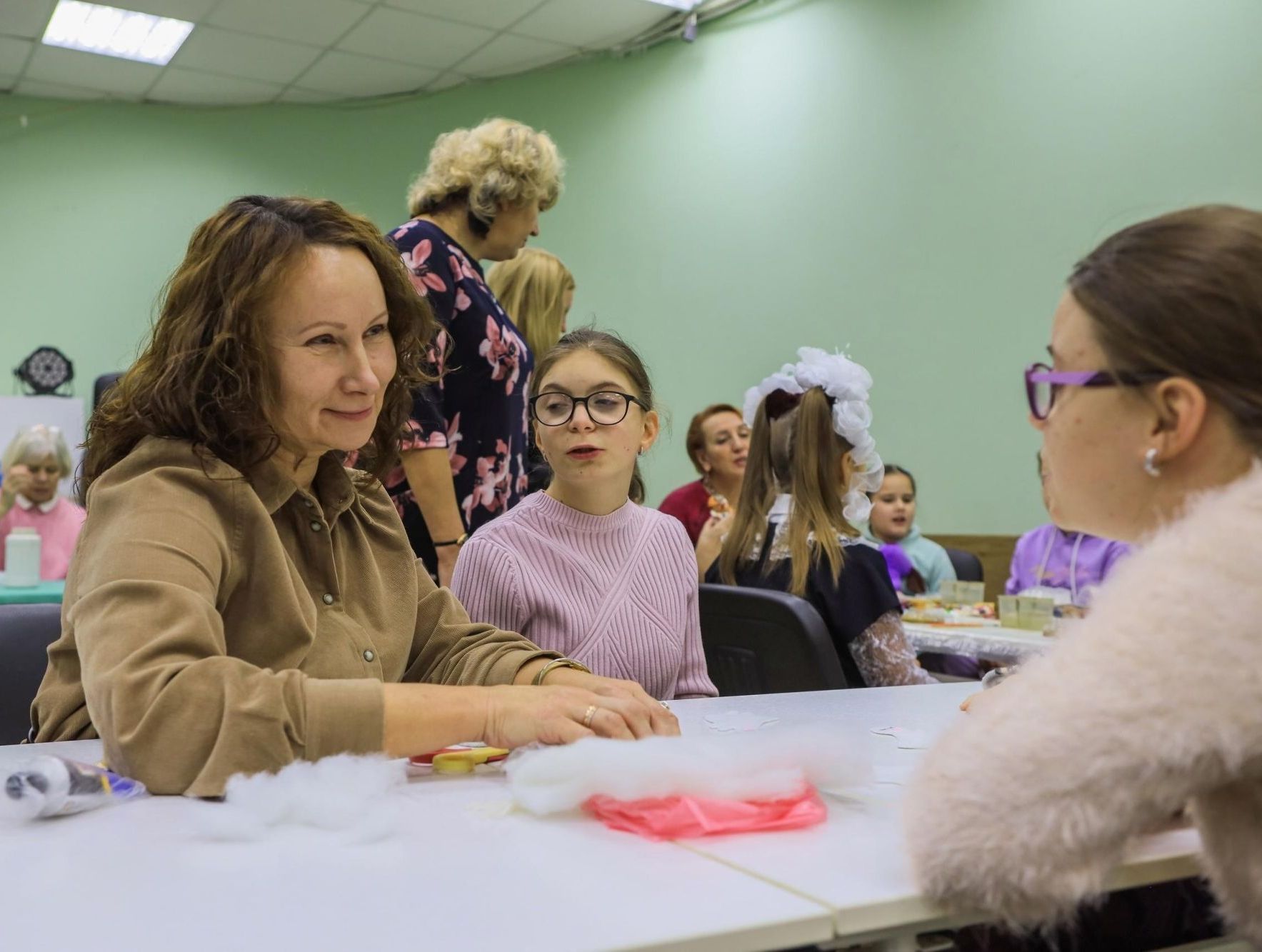 В Доме детского творчества Железнодорожного округа для ребят из отделения реабилитации детей с ограниченными возможностями здоровья социально-реабилитационного центра «Забота» прошло интерактивное мероприятие «Должны смеяться дети!».