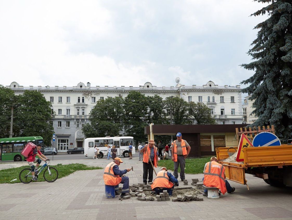 На улице Дзержинского ремонтируют тротуар.