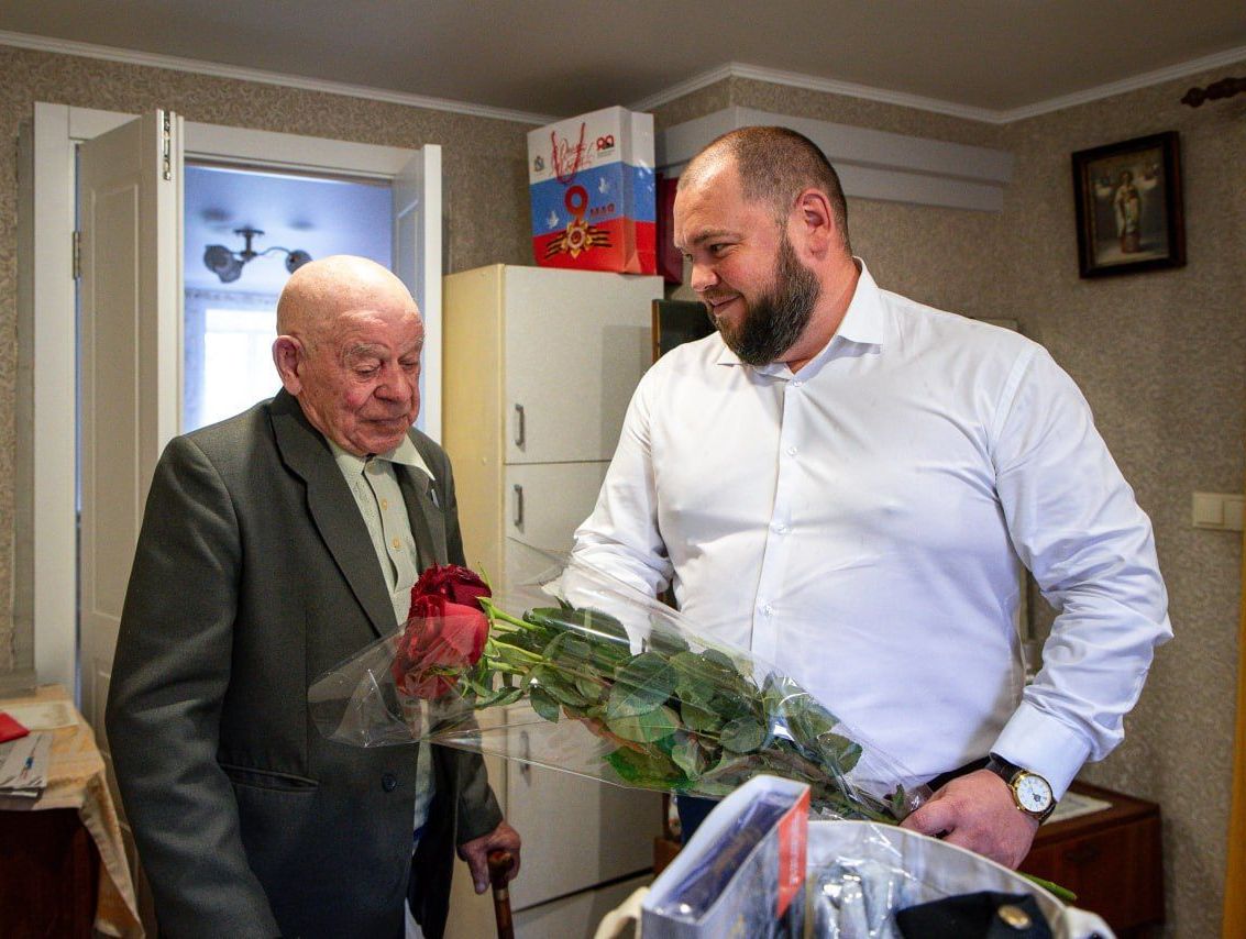 В преддверии 80-летия победы в Курской битве заместитель главы поздравил ветерана.