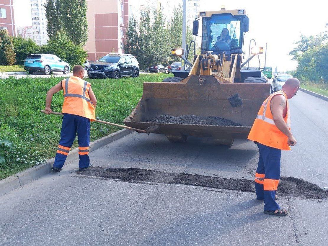 В городе продолжается ямочный ремонт.