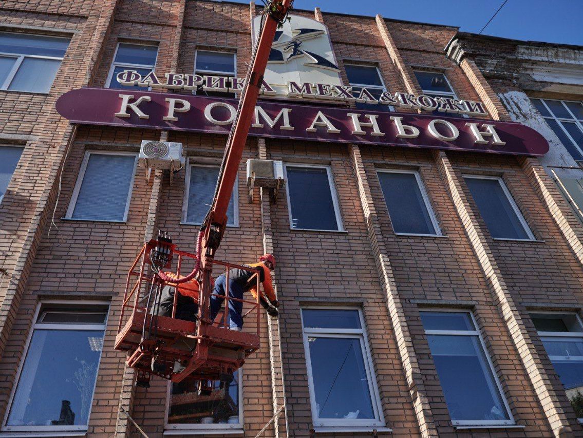 В Курске продолжается демонтаж рекламных конструкций.