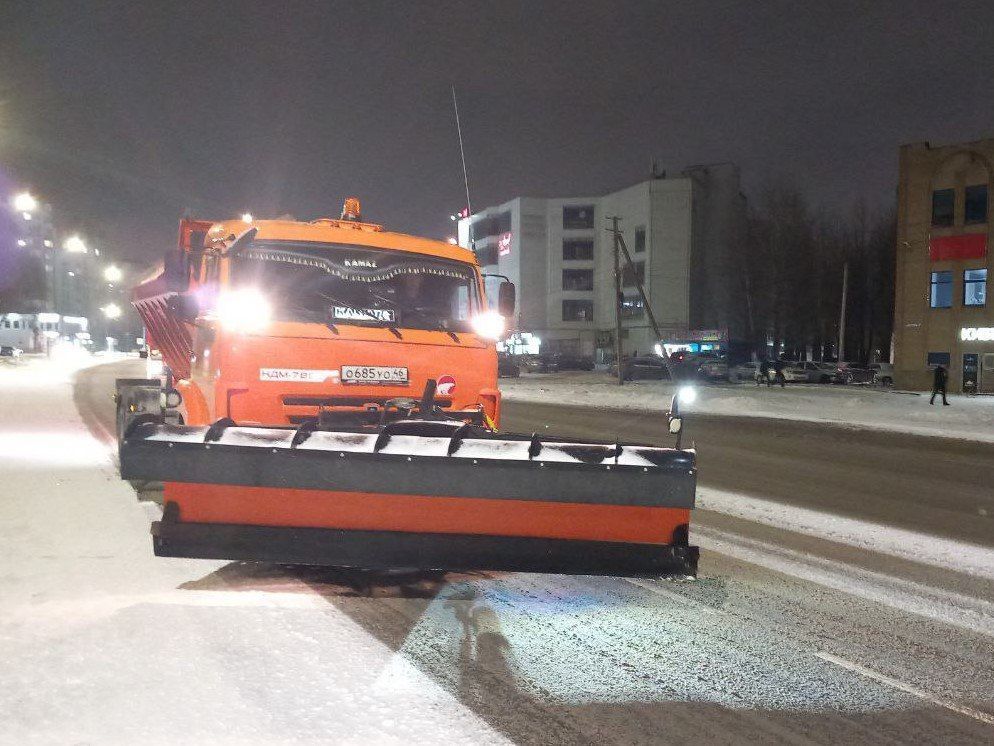 Ночью в городе работали дорожные службы.