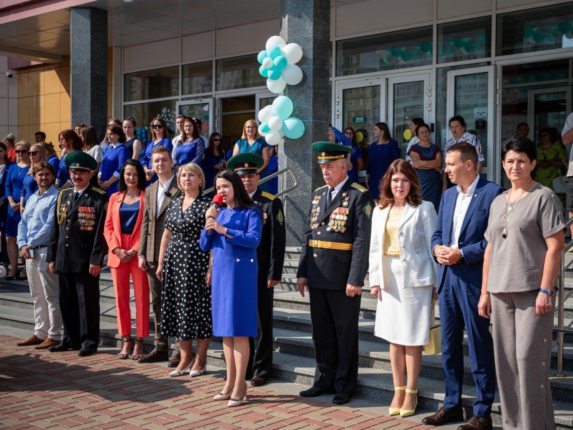 251 первоклассник сегодня сядет за парту в школе № 61.