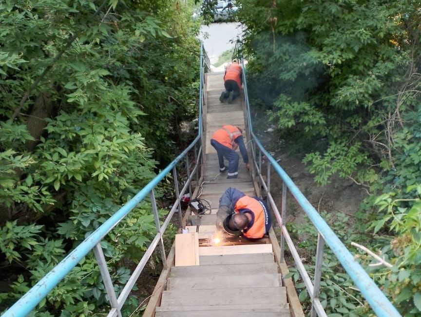 В Курске продолжается ремонт городских пешеходных лестниц.