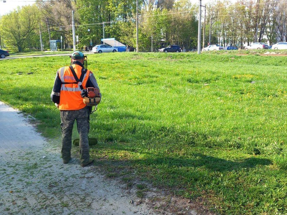 Курские дорожные службы работают над благоустройством улиц.