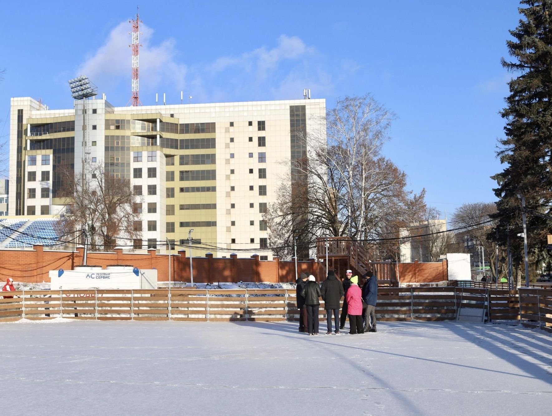 В Курске продолжается монтаж Губернского катка.