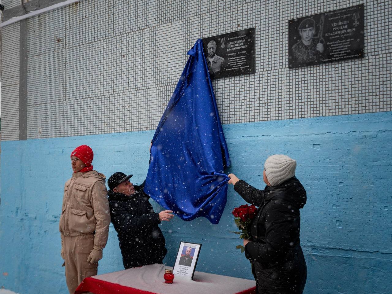 В гимназии № 25 открыли мемориальную доску участнику специальной военной операции Николаю Долженкову.