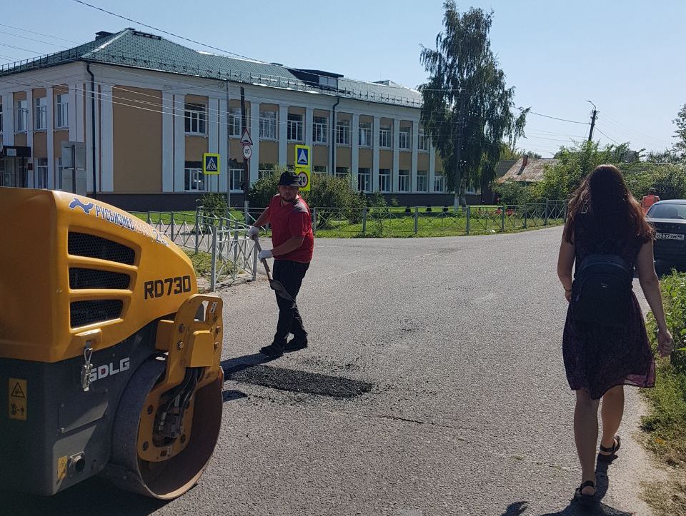 В рамках проводимого в городе ямочного ремонта специалисты обновляют подъездные дороги к школам.
