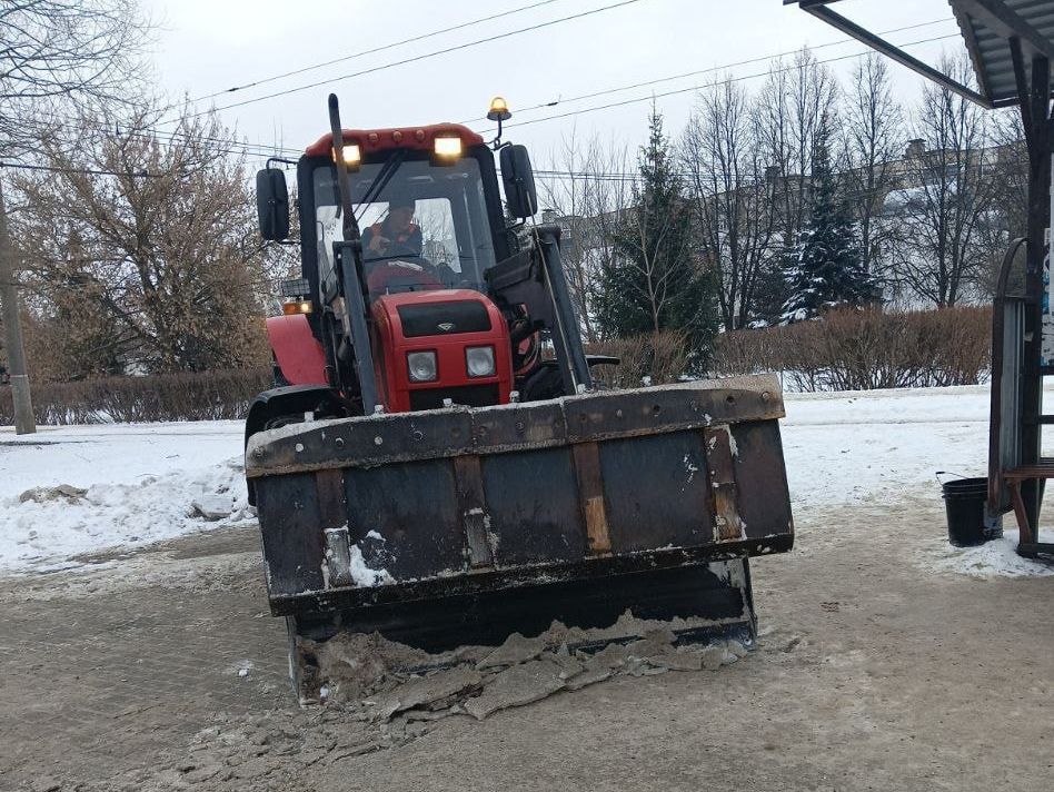 В Курске продолжают работать дорожные службы.