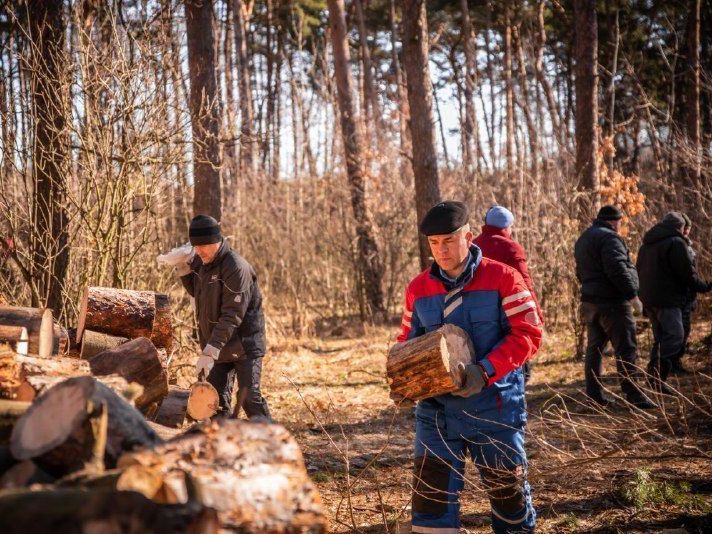 В Курске пройдет традиционная заготовка дров для нужд военнослужащих, принимающих участие в СВО. В Курске пройдет традиционная заготовка дров для нужд военнослужащих, принимающих участие в СВО.