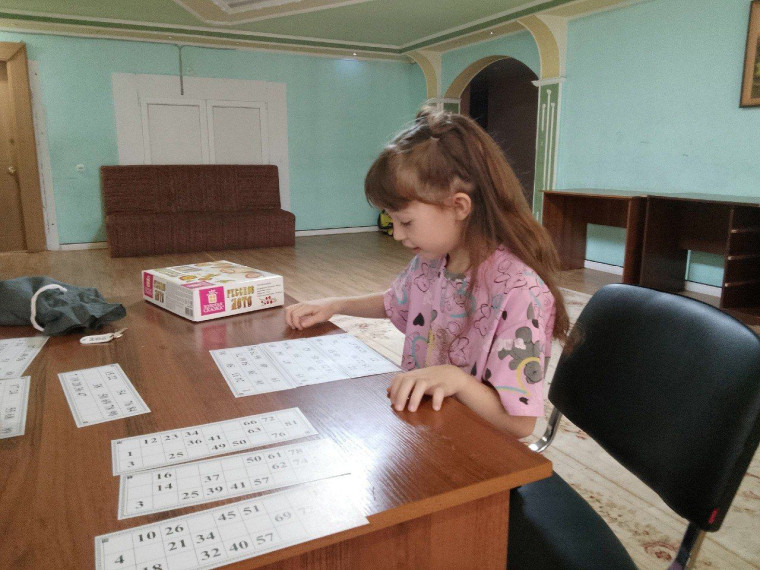 Специалисты городского молодёжного центра «Гелиос» на протяжении года еженедельно посещают пункт временного размещения для детей-беженцев парк-отель «Соловьиная роща». Специалисты городского молодёжного центра «Гелиос» на протяжении года еженедельно посещают пункт временного размещения для детей-беженцев парк-отель «Соловьиная роща».