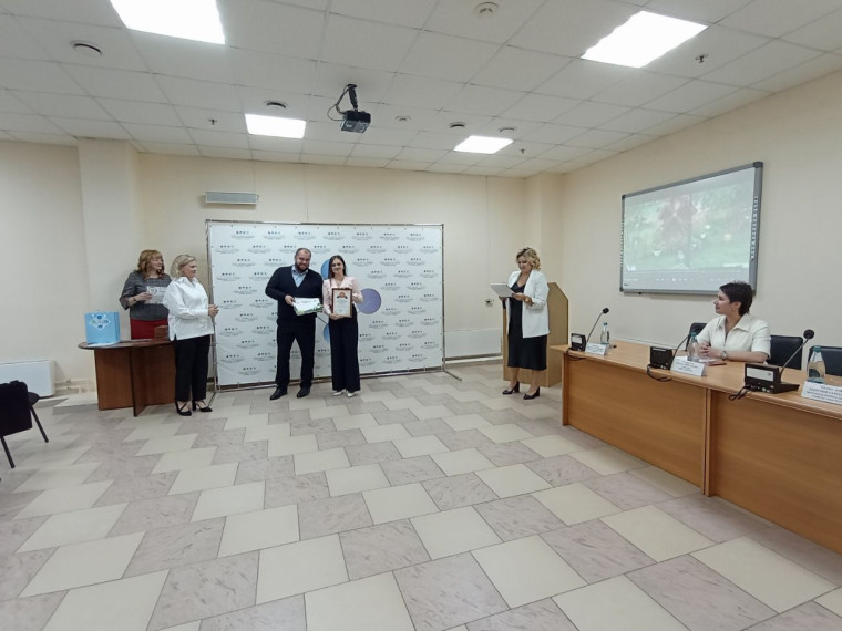 В Центре закупок и развития социальных инициатив Курска прошла церемония награждения победителей городского конкурса озеленение общественных пространств «Зелёный город – 2023». В Центре закупок и развития социальных инициатив Курска прошла церемония награждения победителей городского конкурса озеленение общественных пространств «Зелёный город – 2023».