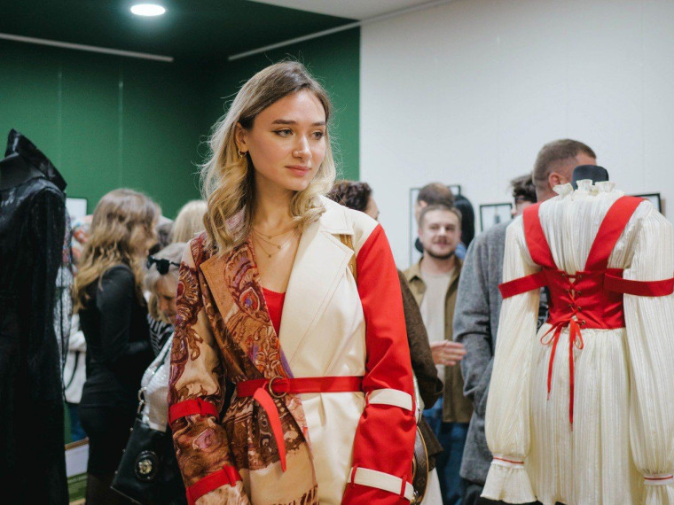 В Курске состоялось открытие выставки курских дизайнеров одежды «Традиции и современность». В Курске состоялось открытие выставки курских дизайнеров одежды «Традиции и современность».