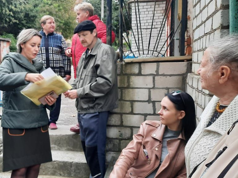 Сотрудники отделов управления по делам ГО и ЧС Курска продолжают проводить сходы с жителями частного сектора. Сотрудники отделов управления по делам ГО и ЧС Курска продолжают проводить сходы с жителями частного сектора.