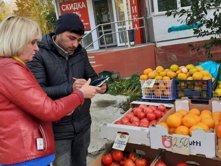 В Курске прошел рейд по точкам несанкционированной торговли. В Курске прошел рейд по точкам несанкционированной торговли.