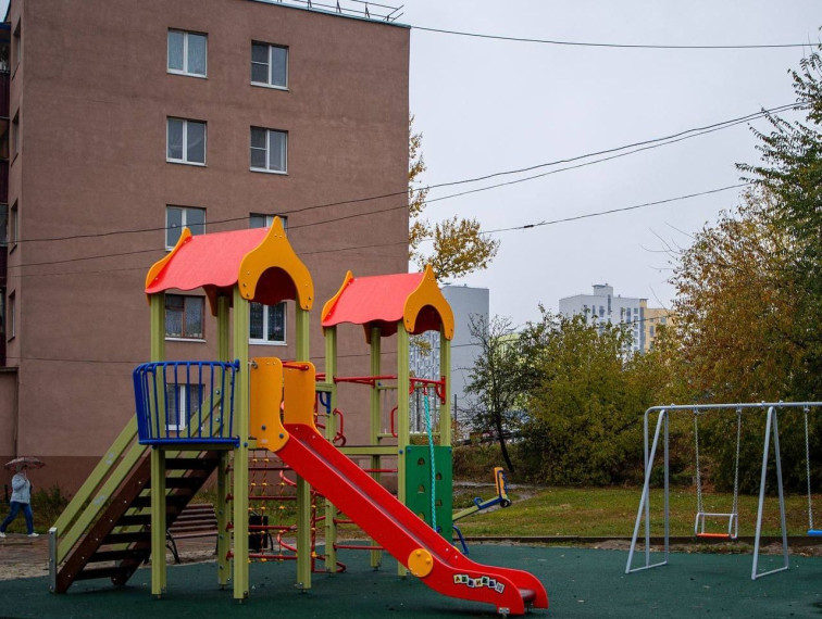 На улице Энгельса установили детскую площадку. На улице Энгельса установили детскую площадку.