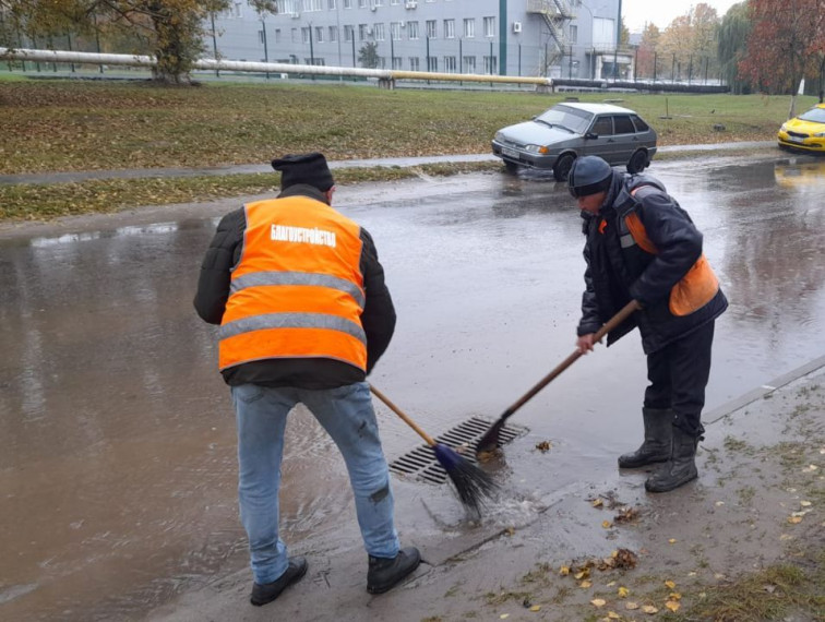 Дорожники продолжают чистить городские ливневки. Дорожники продолжают чистить городские ливневки.