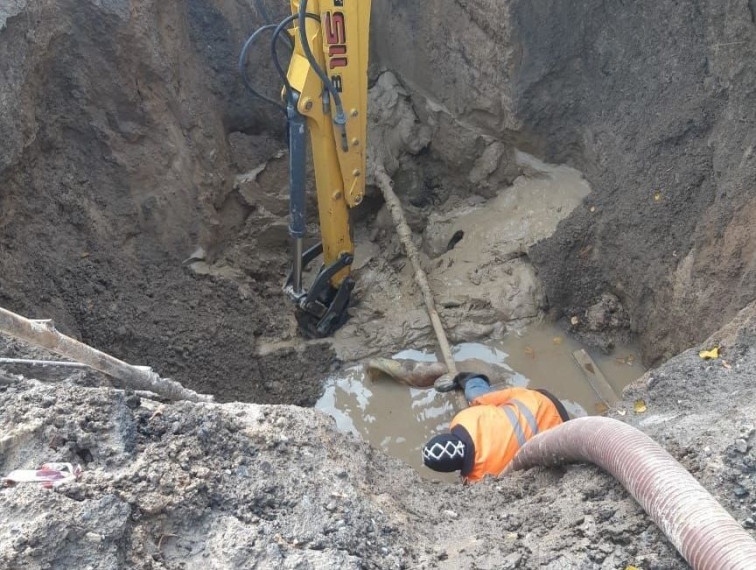 Сегодня специалисты «Курскводоканала» планируют начать протягивать трубопровод с территории завода «Маяк». Сегодня специалисты «Курскводоканала» планируют начать протягивать трубопровод с территории завода «Маяк».