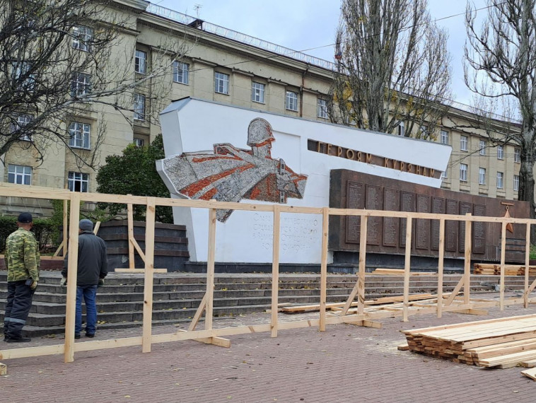 В Курске отремонтируют ряд памятников. В настоящий момент идет ремонт обелиска «Борцам за советскую власть» и стелы славы «Героям-курянам». В Курске отремонтируют ряд памятников. В настоящий момент идет ремонт обелиска «Борцам за советскую власть» и стелы славы «Героям-курянам».