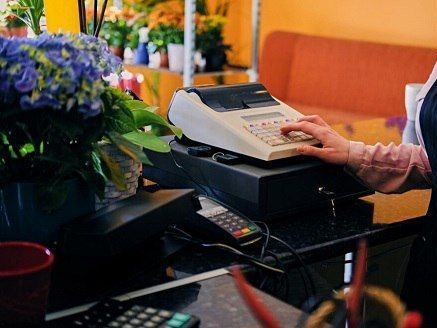 Куряне могут воспользоваться услугой «наличные на кассе», снимая деньги с банковской карты прямо на кассе магазина или АЗС одновременно с оплатой покупки. Куряне могут воспользоваться услугой «наличные на кассе», снимая деньги с банковской карты прямо на кассе магазина или АЗС одновременно с оплатой покупки.