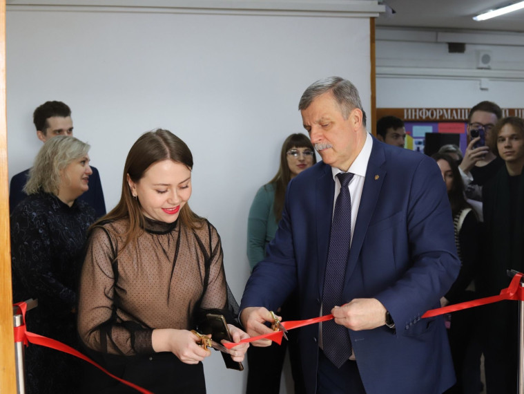 В Курском государственном университете открылась сенсорная комната. В Курском государственном университете открылась сенсорная комната.