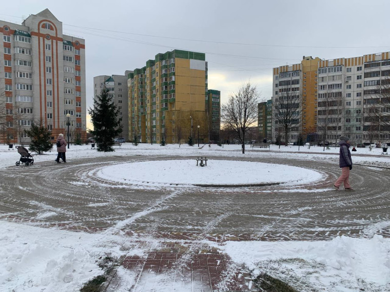 В Курске продолжаются работы по уборке скверов и парков. В Курске продолжаются работы по уборке скверов и парков.