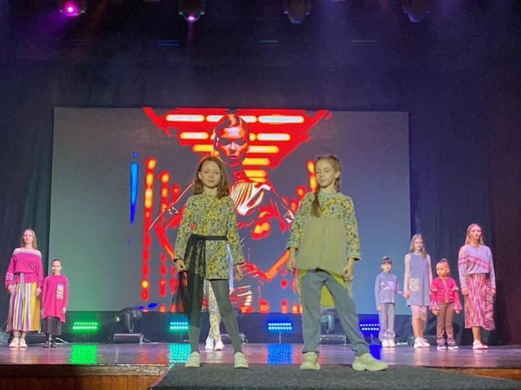 В Доме народного творчества прошло грандиозное Fashion show от Арт-коллаб: искусство, стиль и мода. В Доме народного творчества прошло грандиозное Fashion show от Арт-коллаб: искусство, стиль и мода.