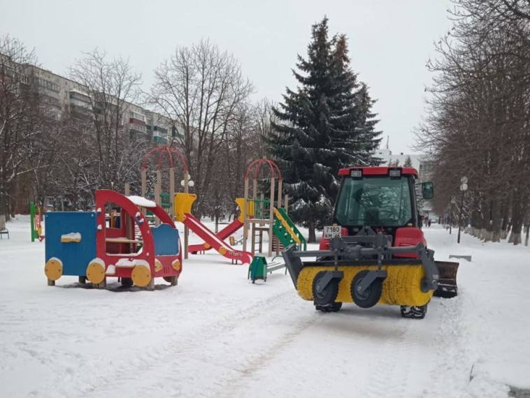 В парках и скверах Курска проводятся работы по расчистке пешеходных дорожек. В парках и скверах Курска проводятся работы по расчистке пешеходных дорожек.