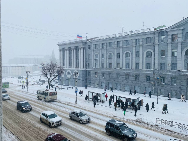 В Курске приступили к новогоднему оформлению территории на Красной площади. Об этом рассказали в комитете городского хозяйства. В Курске приступили к новогоднему оформлению территории на Красной площади. Об этом рассказали в комитете городского хозяйства.