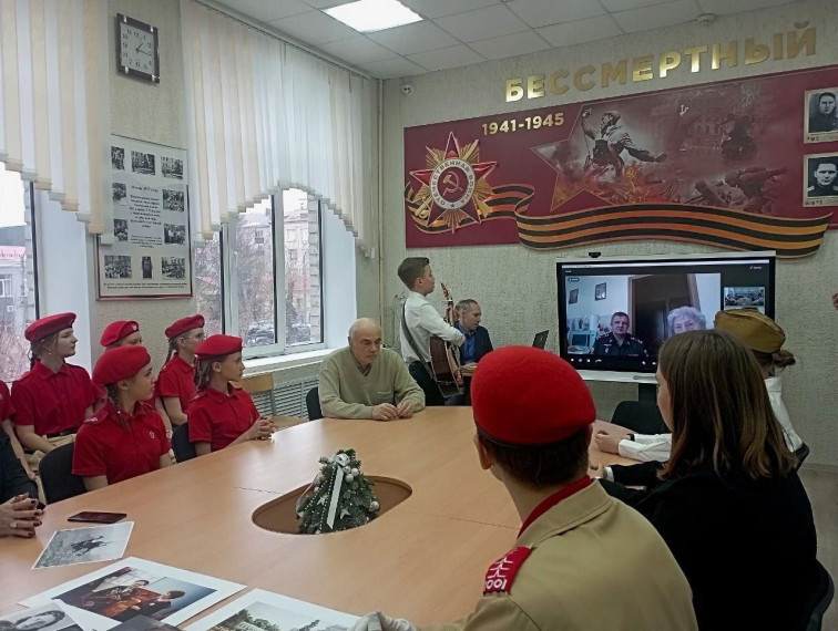 В музее комсомольской славы гимназии № 4 прошла встреча с участием старшины медицинской службы 121-й Рыльско-Киевской Краснознаменной орденов Суворова и Богдана Хмельницкого стрелковой дивизии Марии Колтаковой.. В музее комсомольской славы гимназии № 4 прошла встреча с участием старшины медицинской службы 121-й Рыльско-Киевской Краснознаменной орденов Суворова и Богдана Хмельницкого стрелковой дивизии Марии Колтаковой..