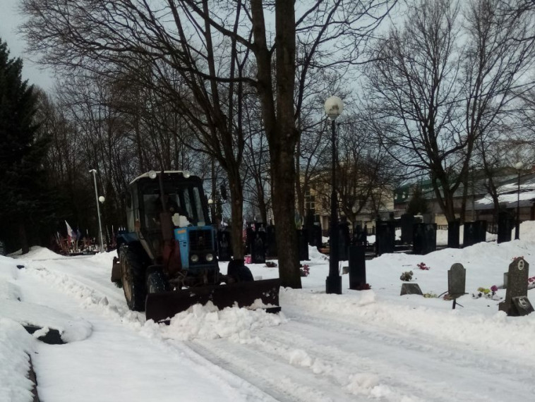 В Курске продолжается уборка снега в парках и скверах. В Курске продолжается уборка снега в парках и скверах.