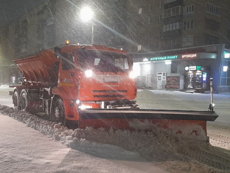Дорожные службы продолжают уборку снега. Дорожные службы продолжают уборку снега.