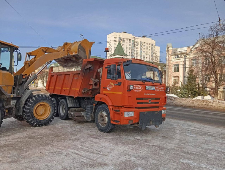 В морозную погоду подрядные организации продолжают обрабатывать автомобильные дороги в Курске в полном объёме. В морозную погоду подрядные организации продолжают обрабатывать автомобильные дороги в Курске в полном объёме.