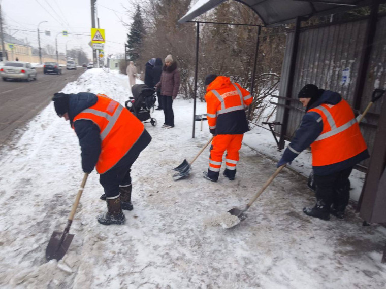 В городе продолжаются работы по уборке улиц от снега и наледи. Одновременно днем работают 63 единицы техники и 62 рабочих. В городе продолжаются работы по уборке улиц от снега и наледи. Одновременно днем работают 63 единицы техники и 62 рабочих.