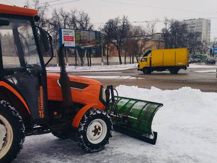 В Курске продолжается расчистка дорог от наледи и снега. В Курске продолжается расчистка дорог от наледи и снега.