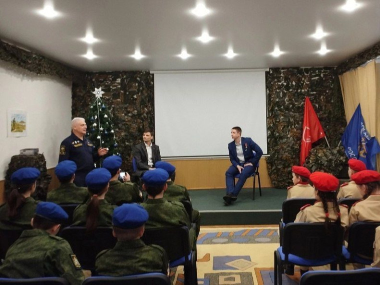 На базе ДОСААФ состоялась встреча участника СВО Даниила Агурьянова с курсантами клуба «Политрук» и юнармейцами. На базе ДОСААФ состоялась встреча участника СВО Даниила Агурьянова с курсантами клуба «Политрук» и юнармейцами.