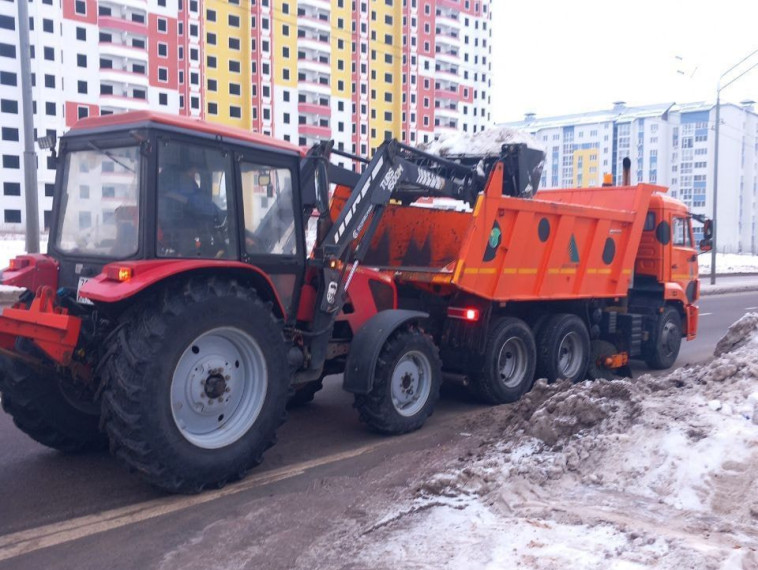 В Курске продолжается уборка автомобильных дорог. В Курске продолжается уборка автомобильных дорог.