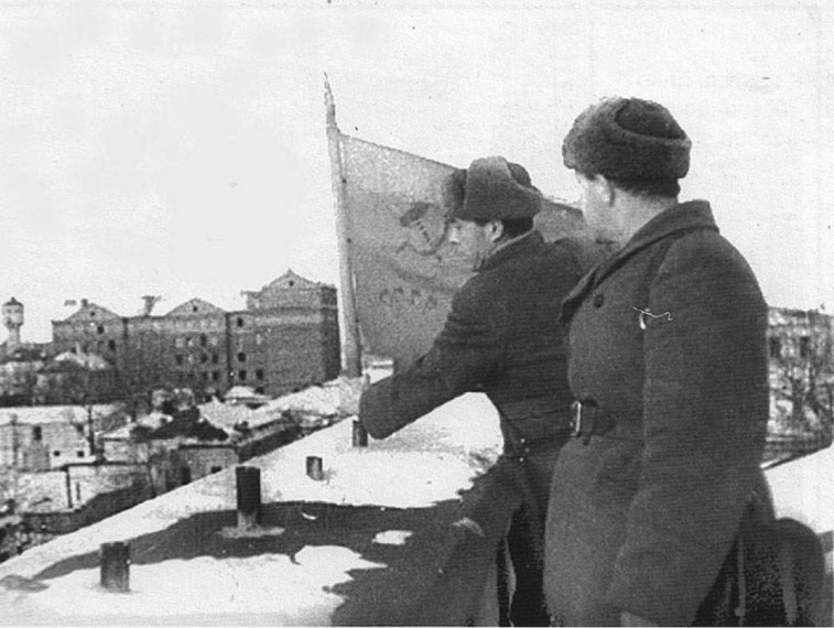 81 год назад в февральские дни 1943 года освобождение Курска от немецко-фашистских захватчиков было отмечено водружением Красного знамени над уцелевшим зданием городского Дома пионеров по ул. Ленина, 69. 81 год назад в февральские дни 1943 года освобождение Курска от немецко-фашистских захватчиков было отмечено водружением Красного знамени над уцелевшим зданием городского Дома пионеров по ул. Ленина, 69.