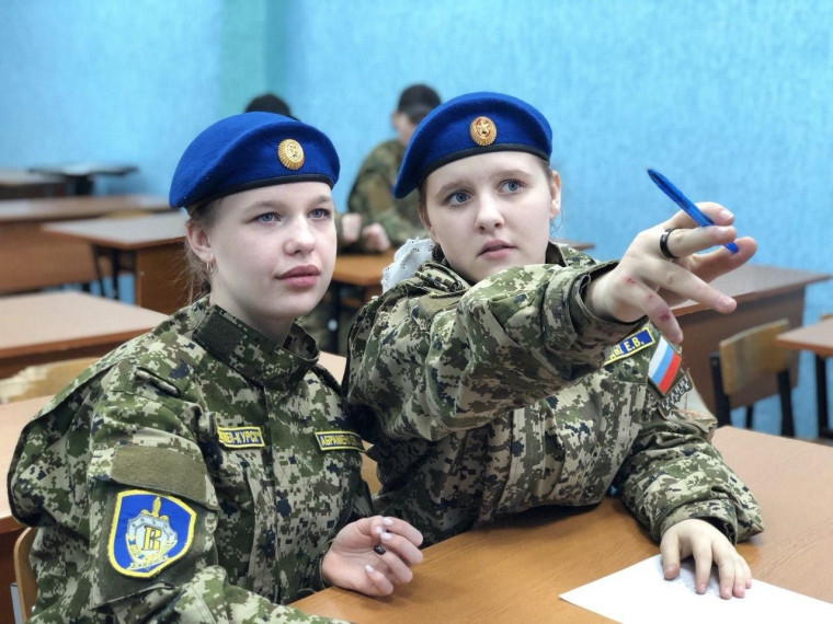 В школе № 35 им. К.Д. Воробьева прошли вторые открытые военно-спортивные соревнования «Равнение на храбрых». В школе № 35 им. К.Д. Воробьева прошли вторые открытые военно-спортивные соревнования «Равнение на храбрых».