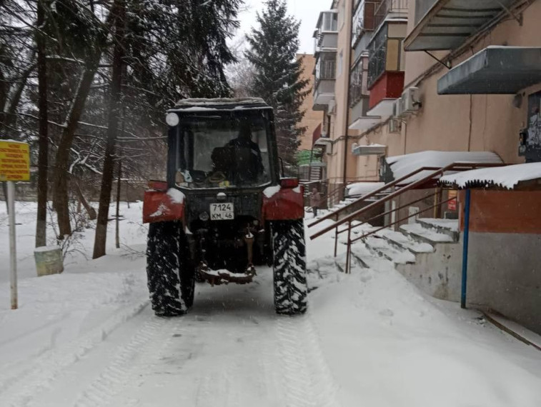 В Курске последствия снегопада устраняют сегодня 668 дворников. В Курске последствия снегопада устраняют сегодня 668 дворников.