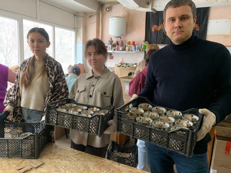 Студенты и сотрудники Курского государственного аграрного университета в рамках мероприятий добровольческого движения «Помогаем нашим» изготовили партию блиндажных окопных свечей для бойцов. Студенты и сотрудники Курского государственного аграрного университета в рамках мероприятий добровольческого движения «Помогаем нашим» изготовили партию блиндажных окопных свечей для бойцов.
